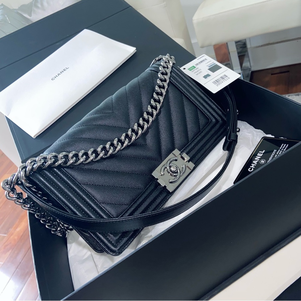 CHANEL OLD MEDIUM CHEVRON BLACK BOY BAG GUNMETAL HARDWARE CAVIAR